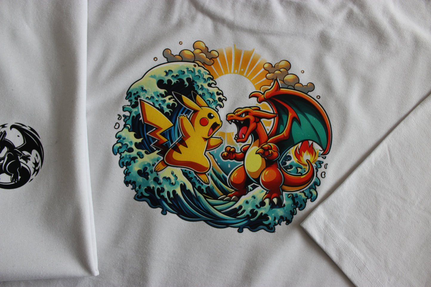 T-shirt oversize Pokémon personnalisable - Pikachu vs Dracaufeu
