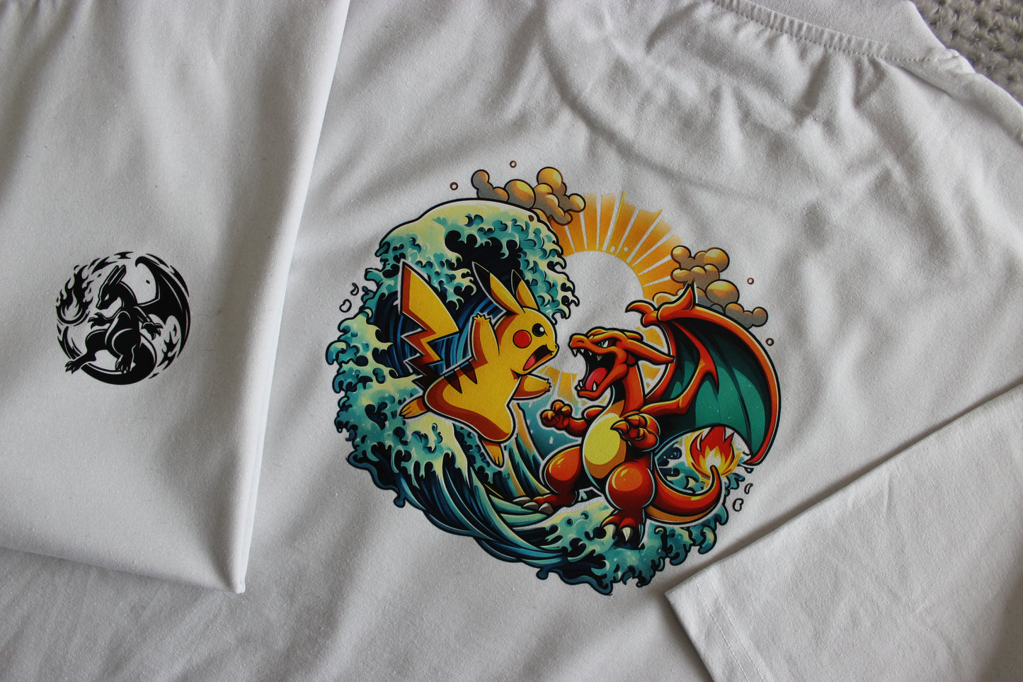 T-shirt oversize Pokémon personnalisable - Pikachu vs Dracaufeu